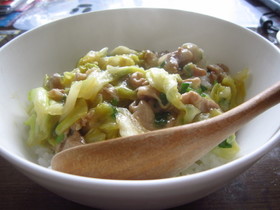 春キャベツと豚小間肉の簡単中華丼♪